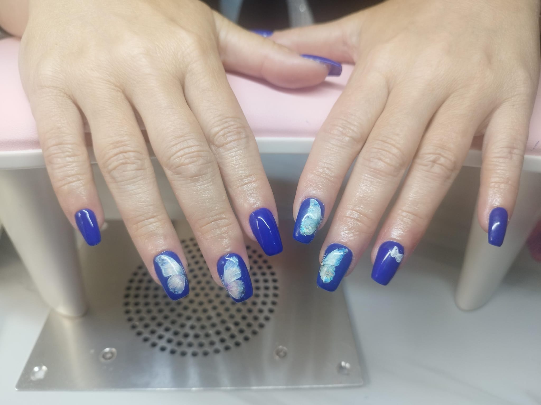 Koningsblauwe nagels met vlinders op twee nagels